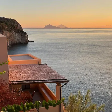 Casa Incastonata Nel Mare